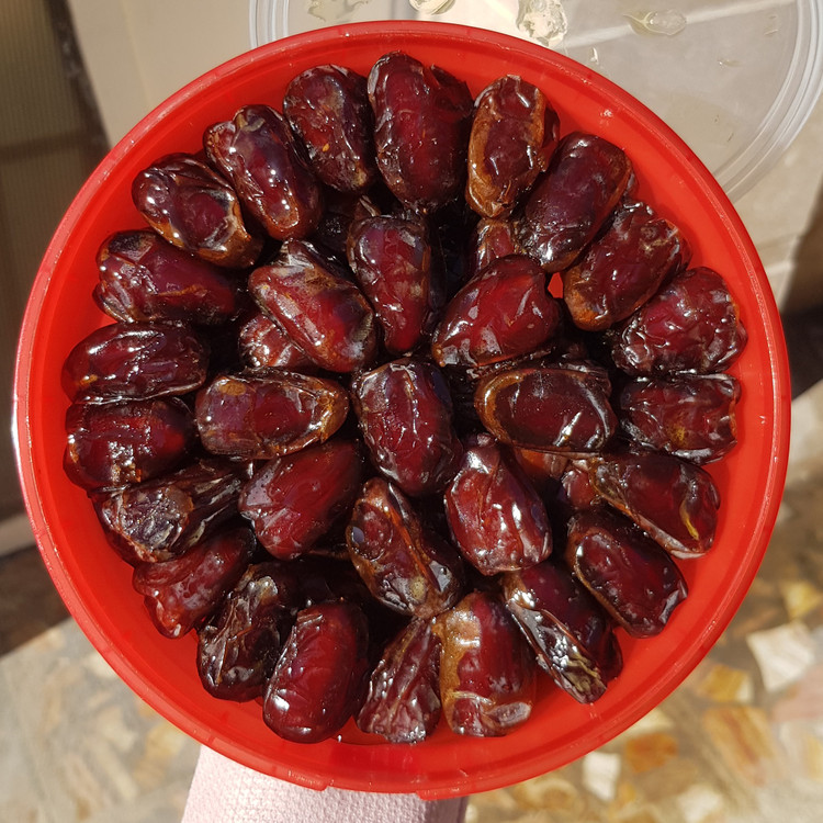 خرما کبکاب درجه یک ظرف یک کیلویی شسته شده