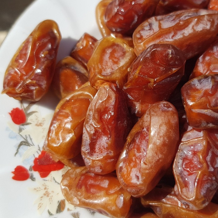 خرمای کهربا مخصوص دیابتی ها شیرینی کم و بافت کشدار رنگ طلایی