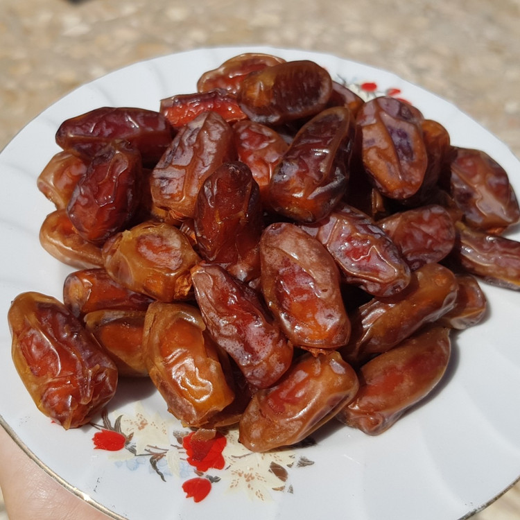 خرمای کهربا مخصوص دیابتی ها شیرینی کم و بافت کشدار رنگ طلایی