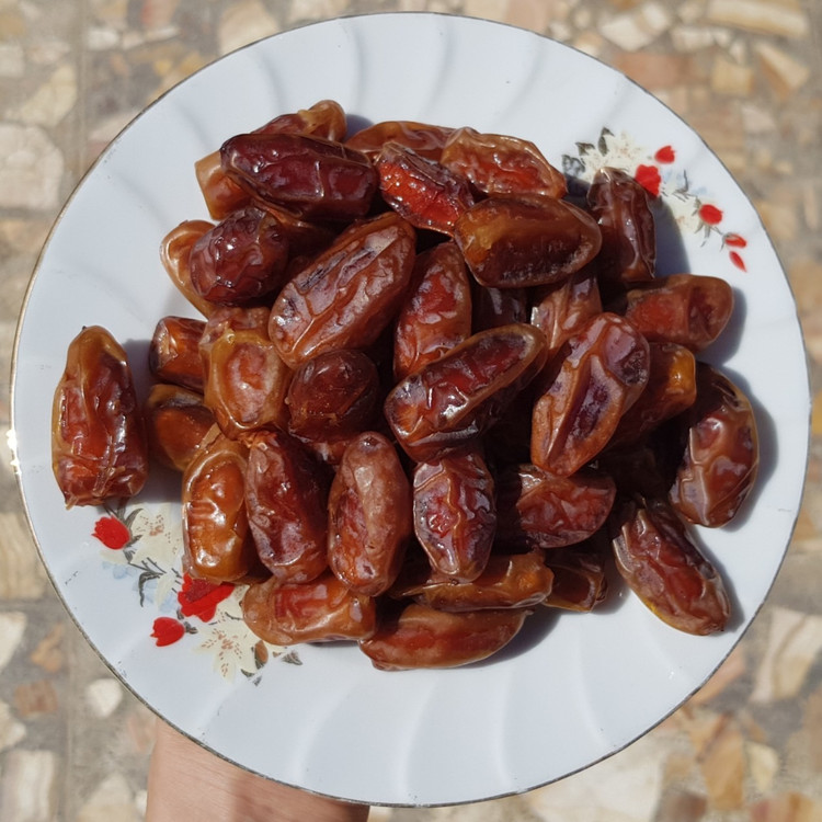 خرمای کهربا مخصوص دیابتی ها شیرینی کم و بافت کشدار رنگ طلایی